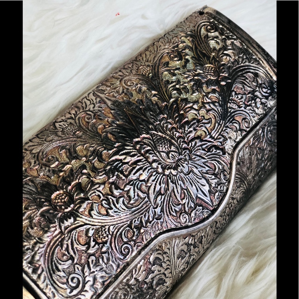 HP VINTAGE 835 SILVER ENGRAVED CLUTCH